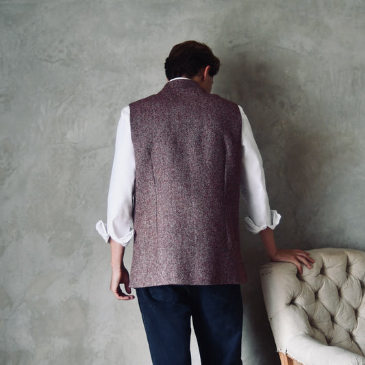 Rear Shot of a superb and wonderfully warm alternative to a jacket for autumn winter with a neat cut and ample pocket space. Sophisticated enough for Town, Warm enough for the Country.
This fitted cut waistcoat has five button-fronts and side vents for ease when moving and sitting. Fully lined, it has generous inside facings to avoid unsightly lining slippage.
Handmade in London.