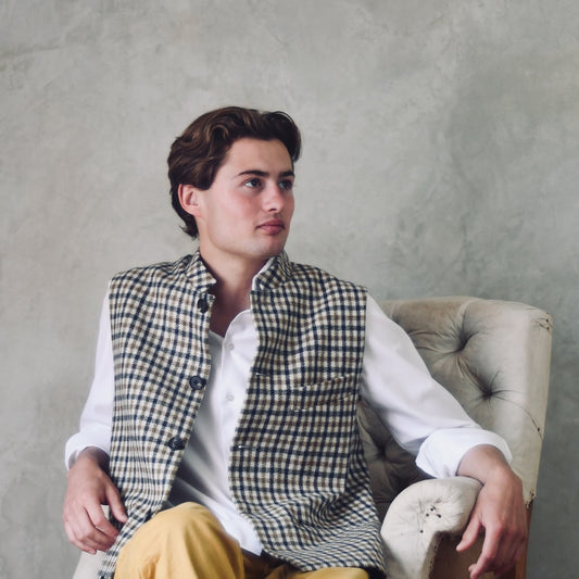 A superbly smart and wonderfully warm alternative to a jacket for autumn winter with a stunning patterning and ample pocket space.
This waistcoat has five button-fronts and side vents for ease when moving and sitting. Fully lined, it has generous inside facings to avoid unsightly lining slippage.
At the chest a welted outbreast pocket sits at a gentle angle to the armhole. Entirely made in Great Britain.