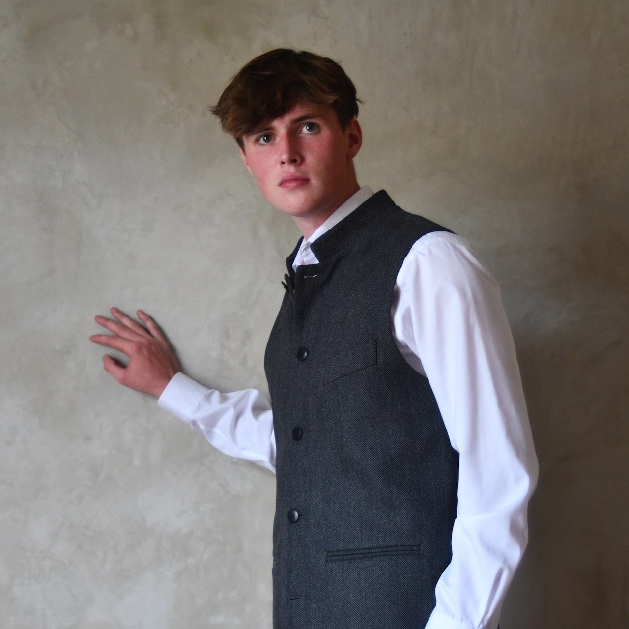 Cashmere-Lambswool Mix gilet in Dark Grey Herringbone Flannel. Woven in Yorkshire and Made by Hand in London.
This Bespoke Waistcoat is entirely made by hand.