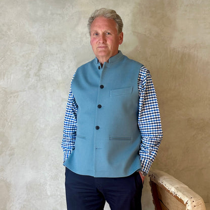 Pure merino doeskin Nehru Style Gilet. A superb alternative to a jacket or jumper in winter with a comfortable cut and ample pocket space. Warm, elegant and easy to wear, it will smarten you up a treat.
This relaxed cut has a five button-front and side vents for ease when moving and sitting. Fully lined, it has generous inside facings to avoid unsightly lining slippage.
At the chest a welted outbreast pocket sits at a gentle angle to the armhole. Two generously deep pockets sit squarely at the hip. 