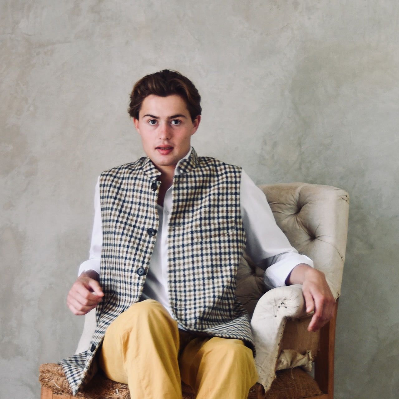 A superbly smart and wonderfully warm alternative to a jacket for autumn winter with a stunning patterning and ample pocket space.
This waistcoat has five button-fronts and side vents for ease when moving and sitting. Fully lined, it has generous inside facings to avoid unsightly lining slippage.
At the chest a welted outbreast pocket sits at a gentle angle to the armhole. Handmade in London. Woven in Somerset.