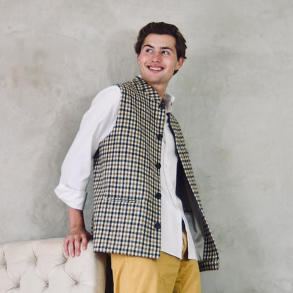 A superbly smart and wonderfully warm alternative to a jacket for autumn winter with a stunning patterning and ample pocket space.
This waistcoat has five button-fronts and side vents for ease when moving and sitting. Fully lined, it has generous inside facings to avoid unsightly lining slippage.
At the chest a welted outbreast pocket sits at a gentle angle to the armhole. Handmade in London. Woven in Somerset.