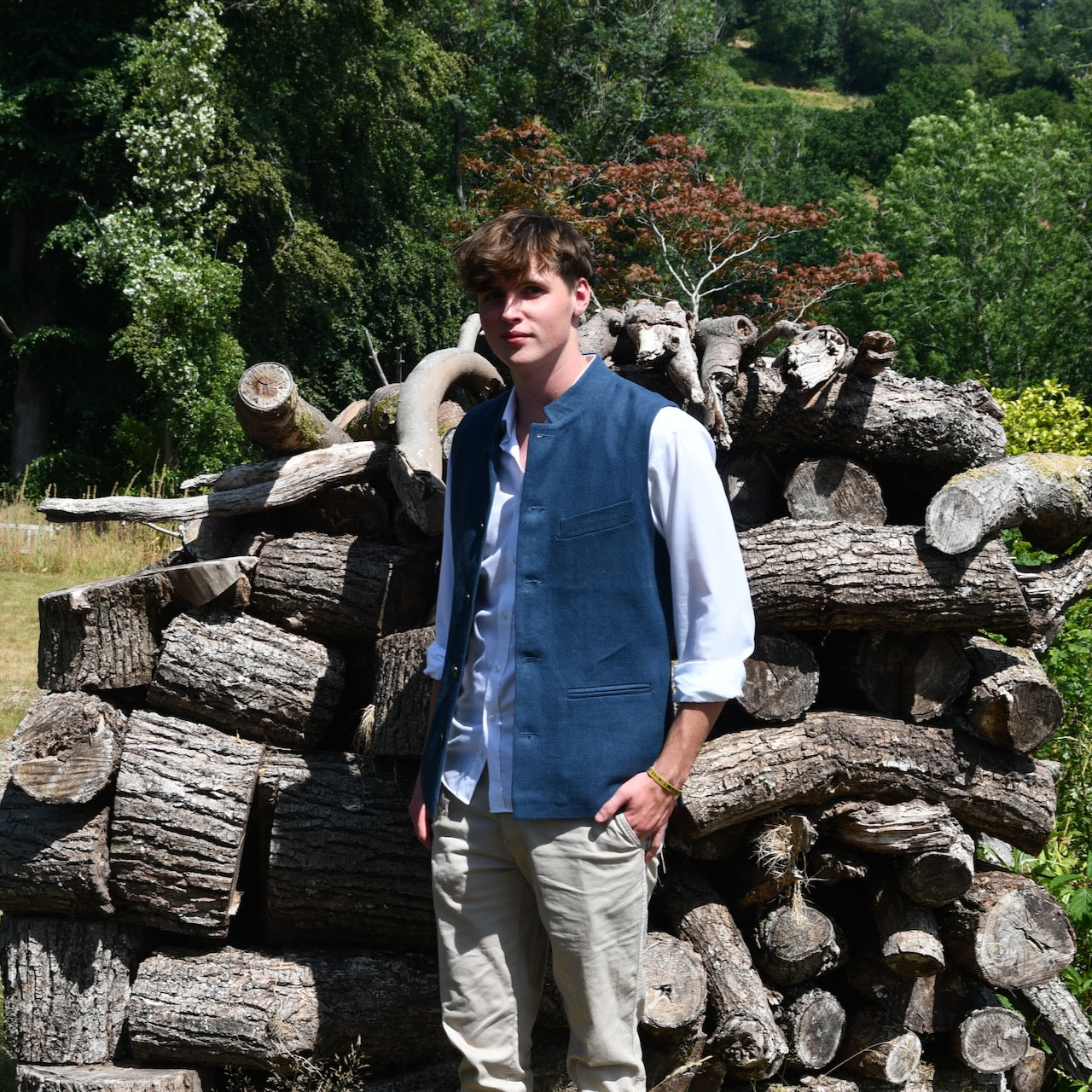 Navy Linen Loose Cut Waistcoat. A bespoke Pure Irish Linen waistcoat, handmade in London. Lined in pure cotton ticking with a Nehru collar. Worn open over a blue shirt, Full length view.