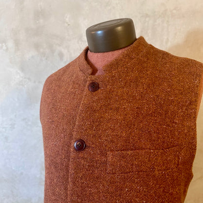  A superb alternative to a jacket or jumper in winter – especially on those cooler days. Warm and superbly smart, this thick wool gilet will work as well inside as outside and has ample pocket space.
This fitted cut has a neat five button-front, tapered darts at the rear and side vents for ease when moving and sitting. Fully lined; Handmade in Britain.
